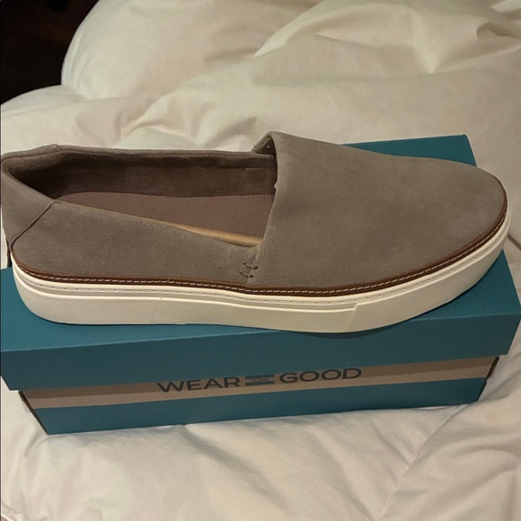 Toms Shoes - Toms  women Brown Slip-On Loafers
